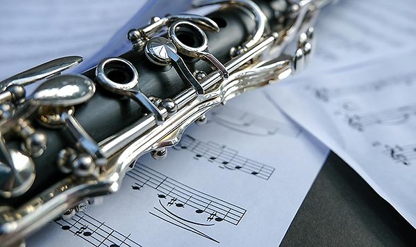 En klarinett ligger på notblad