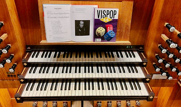 Orgel med notböcker, Elton John och Vispop