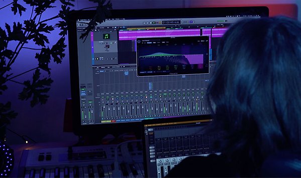 En person gör musik på en dator